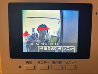 本日家を不在中にインターホンに写ってた方です。

ポストには何も入ってなく誰でしょうか。

変な棒みたいなのをいっぱい持っています。 