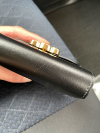 セリーヌの財布まだ購入して1ヶ月しか経ってないのに傷がついてしまい 