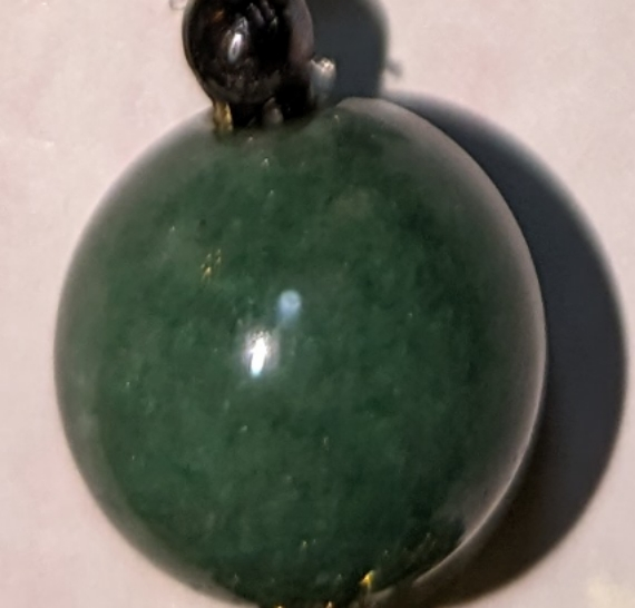 K18刻印入り、パールと緑色の天然石！！石目は分かりません。 K18刻印入り、パールと緑色の天然石！！石目は分かりません。