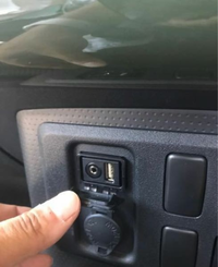 52系プリウスPHVについて質問です。

純正縦ナビが付いてまして、車側のUSBの差し込み口にライトニングケーブルを挿し、音楽を聴いてます。 最近USBを挿しても接続が切れたり、また繋がったり接触が悪くなってきました。

ケーブル自体は最近買ったのと、車以外で使っても問題なく使えてるので、悪くないのは分かっています。

車側のUSBの接続を良くする方法とかはありますか？