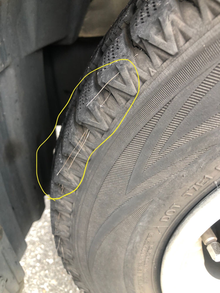 タイヤからワイヤーが出てるのに気づきました。このタイヤはどれほど