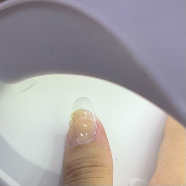 ジェルネイルを硬化している時にふと見ると、爪が黄色くなっているので
