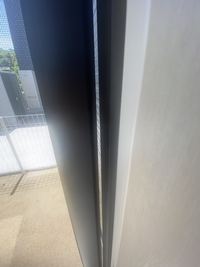 新築建売に住み始めて3ヶ月程です。引き違い窓の真ん中あたりに
