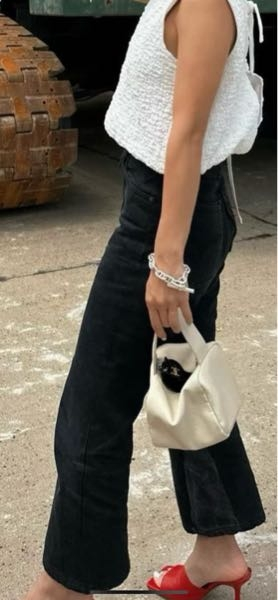 質問です。Instagramで見て、こちらのデニムが素敵だなと思いました。リーバイスだそうです。 なんとゆうデニムかわかりますか？デニム詳しい方教えて下さると幸いです。