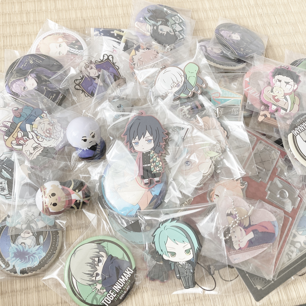 中古ショップでアニメグッズ売りたいんですけどこの量持っていったら迷 色んなアニメグッズ(未開封結構あり)