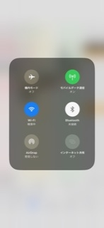 iPhoneのインターネット共有について質問です。
画像のようにコントロールセンターのインターネット共有ボタンがグレーアウトしており押すことが出来ません。 毎回設定アプリを開かないとテザリングできない状態です。
何か対処方法等あれば教えて下さい。
よろしくお願い致します。