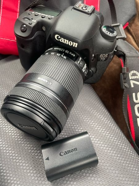 デジカメCanonEOS7Dについての質問です。バッテリーはあるのですが充電