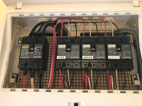 業務用動力電源のエアコンを新設したいのですが既設動力分電盤内に空き 