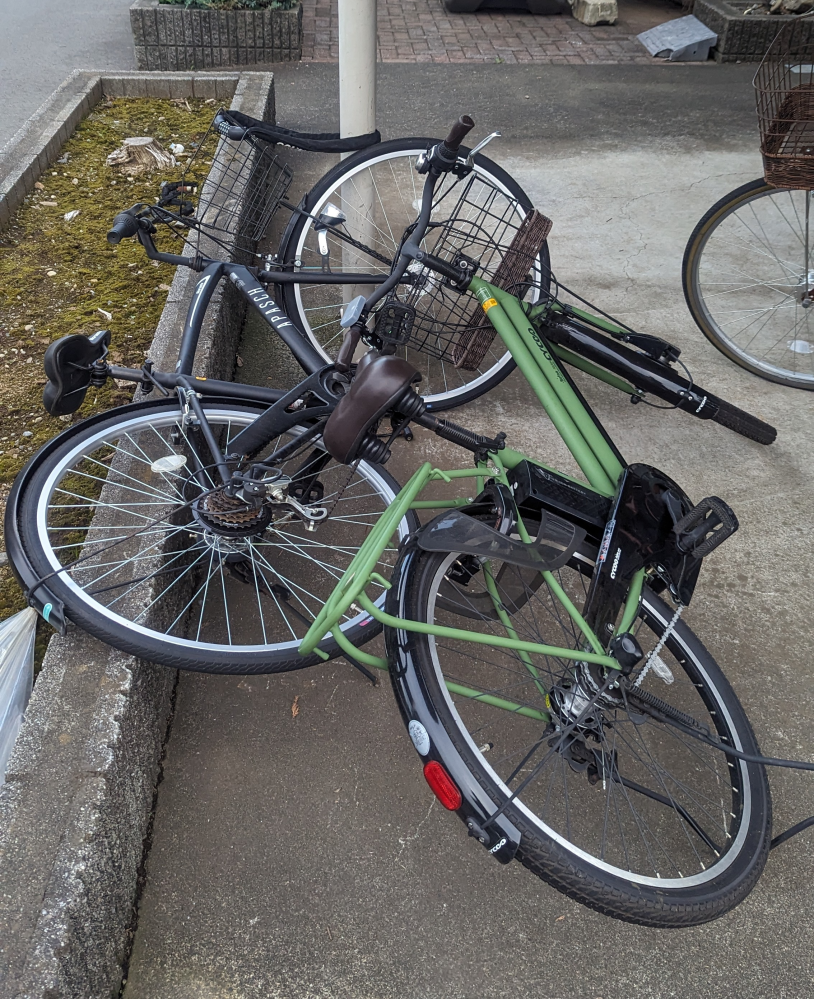 アパート駐輪場にて、他の住民の自転車(写真右の緑)が頻繁に私の自転... - Yahoo!知恵袋