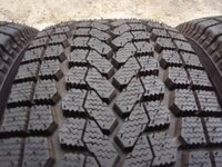 スタッドレスタイヤとノーマルタイヤの違いで 見た目ですぐわかる違いは何で Yahoo 知恵袋