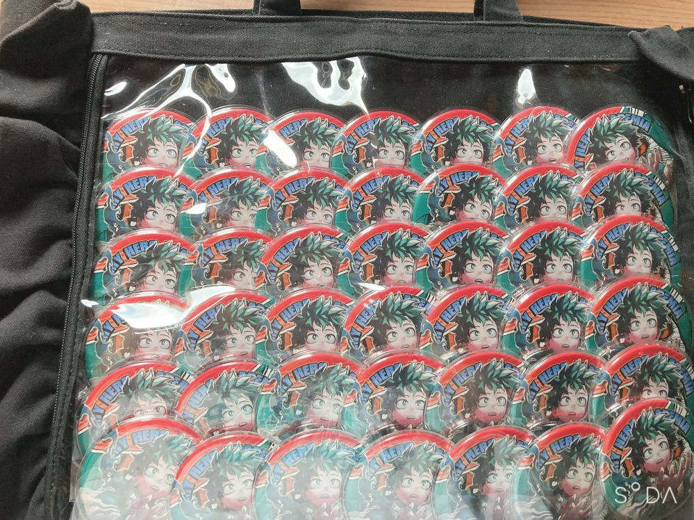 初めて痛バ作りました。A4のバックに57mm缶×42個です。少し余裕ある