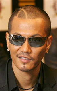 ATSUSHIっていつも両耳キラキラしたピアスの時もうほぼ取れそうな  