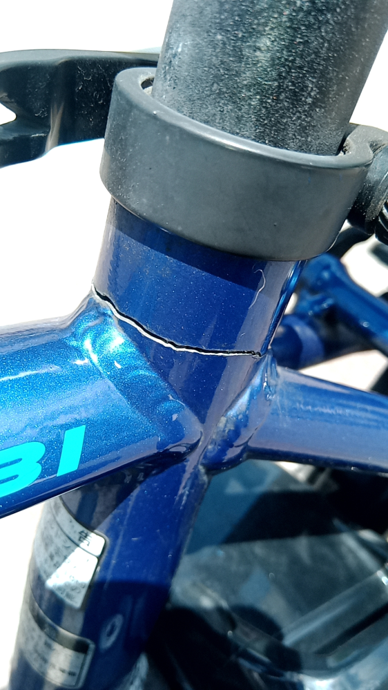 電動自転車(Tb1-e)のスイッチケースのハンドルに固定する部分が割れて