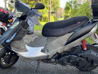 スクーターの樹脂部分が長年乗っていたので白くなってしまいました。
ヤマハ(YAMAHA) ヤマルーブ スーパープラスチック光沢復活剤その他色々試しましたが、中々黒色になってくれません。 何かいい方法があればお伺いしたいです。

宜しくお願いいたします。