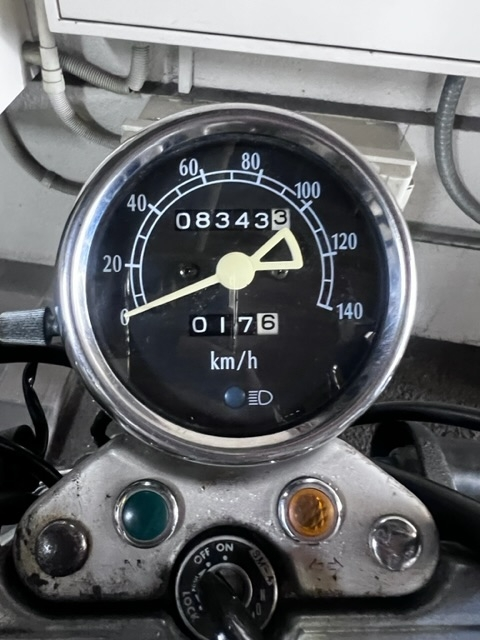 初めまして。バイクを購入した初心者なのですが走行距離の見方がわかり