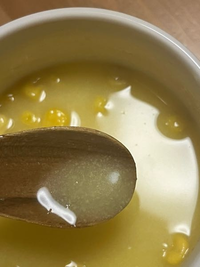 粉をお湯に溶かして飲むコーンスープを作ったのですが、これって溶けてますか？ 