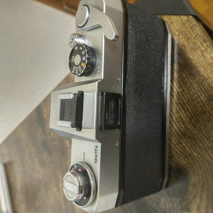 フィルムカメラの巻き上げレバーが動かないこと、シャッターボタンが上