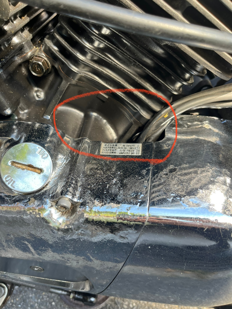 バルカン400に乗っておりますが、先日からバイクのエンジンから異音がするようになりました。 走行中にたまにすると言う感じなのですが、金属が擦っているような、ギアがかみ合わさってないような音です。 先日、息子が画像の隙間のところから石を入れていて、注意してやめさせたのですが、それが原因でしょうか？ もしそれが原因なら何が悪いのかご教授いただけたらと思います。 よろしくお願いします。