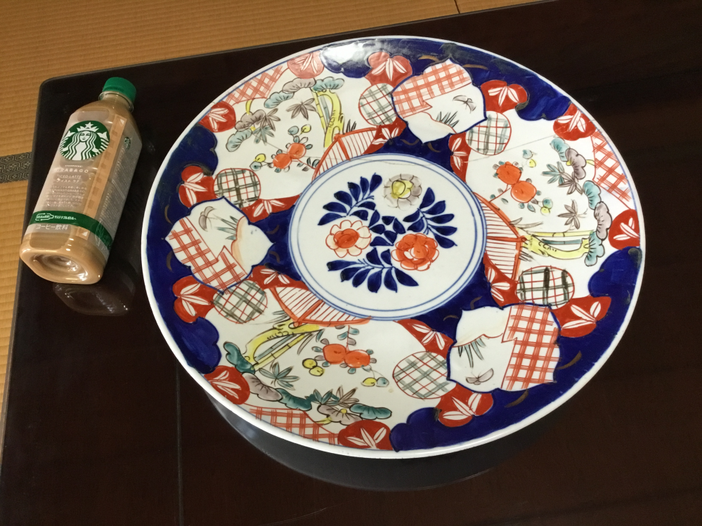 この大皿、価値があるのでしょうか？？割れたのでしょう、裏で継いで