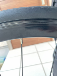 自転車のホイールのリムに一周塗装ハゲ(キズ？)があるのですが何故こ 