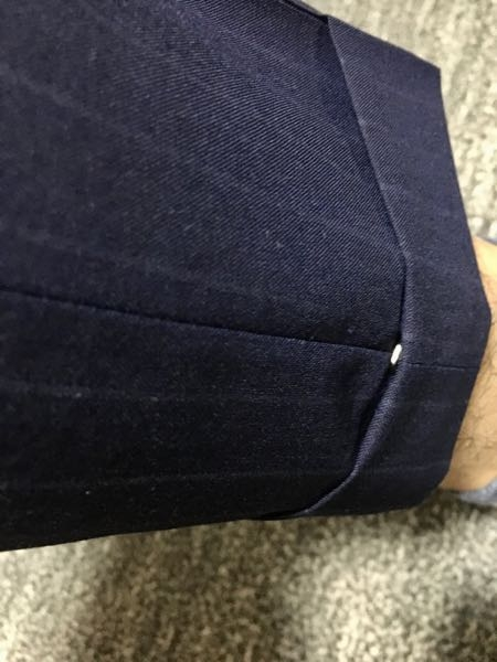 スーツの２点セットをメルカリで買ったらスラックスの裾がこんな感じで折り畳まれてました。 これってそのままで履くものですか？ それとも、自分で紳士服屋に行って切ってもらうものですか？ サイズはこのままで丁度いいです。