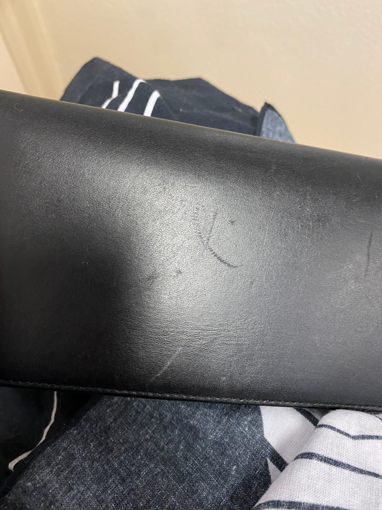 牛革の財布を初めて購入したのですが、細かい傷がいくつかついてしまい 