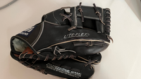 MIZUNOさんのグローブについて詳しい人に教えて欲しいのですが、、
型番らしき物を調べても何も出てこなかったので知ってる人が居れば何が情報をくれませんか？
型番？(N01410) その他の書いてある文字、
(E-Z Pocket)
(PENNANT)
(DUTRAL α alpha)
(LITE☆FLEX)
(PROFESSIONAL MODEL/PEAFECTLY STIT...
