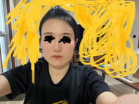 顔写真乗ります。
顔がデカく顔の骨格がゴツゴツしていて何しても垢抜けないです。
顔自体デカく、余白もデカく、頭もデカく、八張り頭、絶壁とフルコンボです。
どういう髪型が似合うと思いますか？ くくってはいますがセミロングぐらいで癖毛、髪の毛の量が多いです。
またメイクも何かオススメの方法などありますか？
目は二重で、普通ぐらいの大きさですが、瞼が重い感じの目をしています。