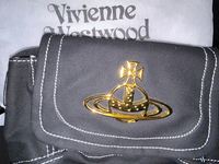 質問です。
親が私が好きなVivienne Westwoodのバッグを買ってくれました。可愛くてこれから大切に使おうと思っているのですが、これは本物なのでしょうか。 