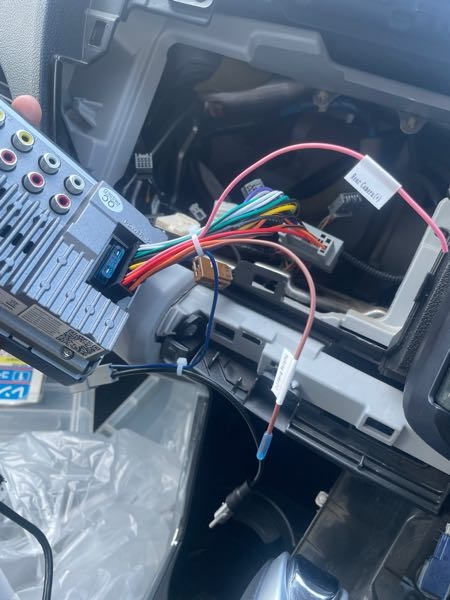 cr-zのナビ交換について教えてくださいm(_ _)m 先程自分で純正ナビから社外ナビ（ATOTO F7 XE ）に取り替えたのですが、写真のリアカメラとパーキングブレーキの接続が分からず、Rレンジに入れた時にリアカメラが作動しません。 どうしたらいいか対処法がわかる方教えてくださいm(_ _)m