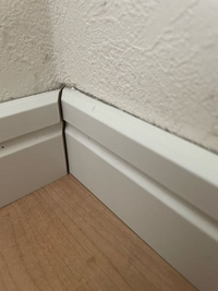 新築3年です。
巾木が一部外れて壁が奥に移動してしまいました。
ハウスメーカーからは、木造だから動くと話し合いの度に言われますが、壁ってこんなに動くものですか？ 画像の巾木は指で奥に押しながら写真を撮りました。
壁紙も直角からカーブを描く様になりいつか切れると思います。
直す方法はありますか？