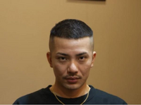 メンズシャンプーに詳しい方教えてください(>_<) 私は彼氏にプレゼントでシャンプーをあげようと思っていたのですが、自分が女なこともあって知識がないことや、ネットで調べてあまりピンと来ないこともありなかなか決まりません。


選ぶシャンプーの条件としては、

彼氏は夜になると頭が痒くなるらしく、多分乾燥肌なのかなって思っているので保湿成分があるもの。

たまにワックスをつけている...