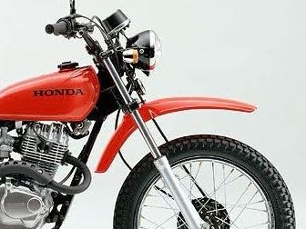 ホンダのXL230のような少しクラシックな感じのフロントフェンダーを