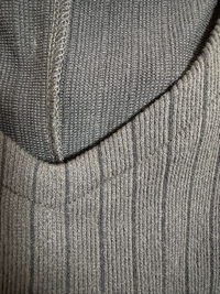 メルカリに服を出品したい服があります。
素材がポリエステル70%、レーヨン28%、ポリウレタン2%です。
見た感じはニット風？に見えます。
これはニットとして出品して大丈夫でしょうか？ 