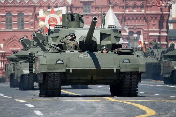 【最新兵器】ロシアには機動力の高い最新式の戦車があったと思うのですが。 ウクライナ侵攻の前線で使われているのでしょうか？？それとも、モスクワ（プーチン）の防衛の為に温存されてますか？？ このロシアの最新戦車は、レオパルト2やエイブラムスと比較して、どのような「特徴」がありますか？？