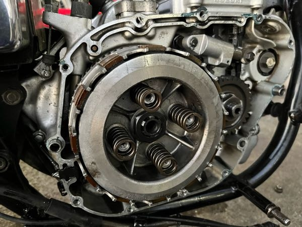 サベージ400のニュートラルランプがつきっぱなしで、クラッチもきれない状況なのですが、今クラッチプレート等開けてみて、真ん中のボルトの締め付けはこの位置で大丈夫でしょうか？ クラッチ板が全く動かない状態で、締め付けが強すぎて離れないのでは無いかと思っているのですが、詳しい方いましたら教えて頂きたいです。