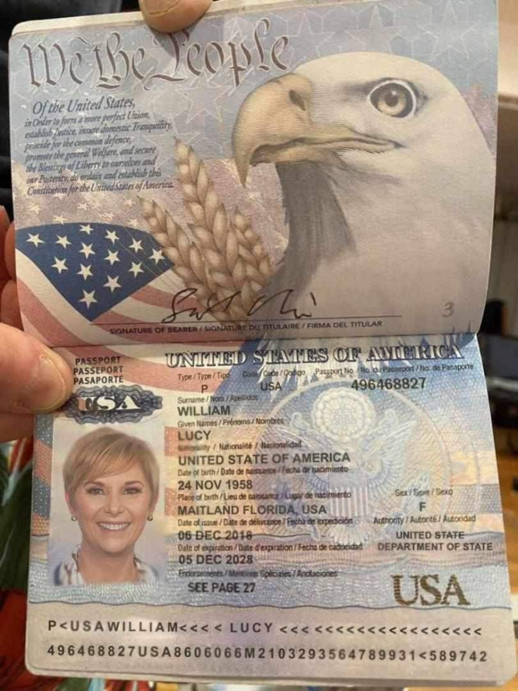 アメリカのパスポートについての質問です。 こちらに何度と掲載されている本物か偽物かについての質問です。 SNSからの会話上で本人を証明するものとして添付されてきたものです。 ご回答のほど、どうぞよろしくお願いします。