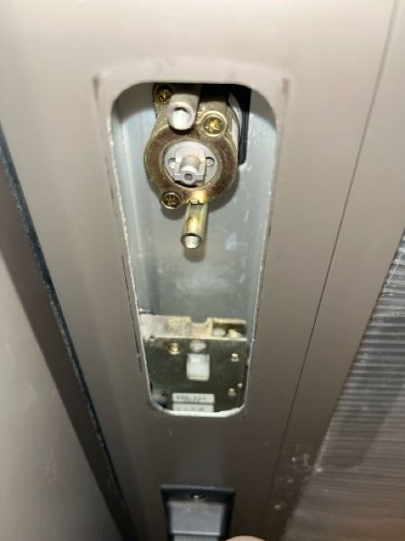 トステム社の玄関扉（引き戸タイプ）の鍵が壊れて開かなくなってしまいました 鍵はリクシル製で 引戸錠には DHB-129 内部シリンダーには QDD-524 3G22 ラッチ有り と記載がありました 玄関内側ロック部のカバーを外してみたところ、上下にロックする機構が壊れているらしく、鍵を開けるための部品を上下しても鍵は開けられませんでした これを開ける方法を教えてください