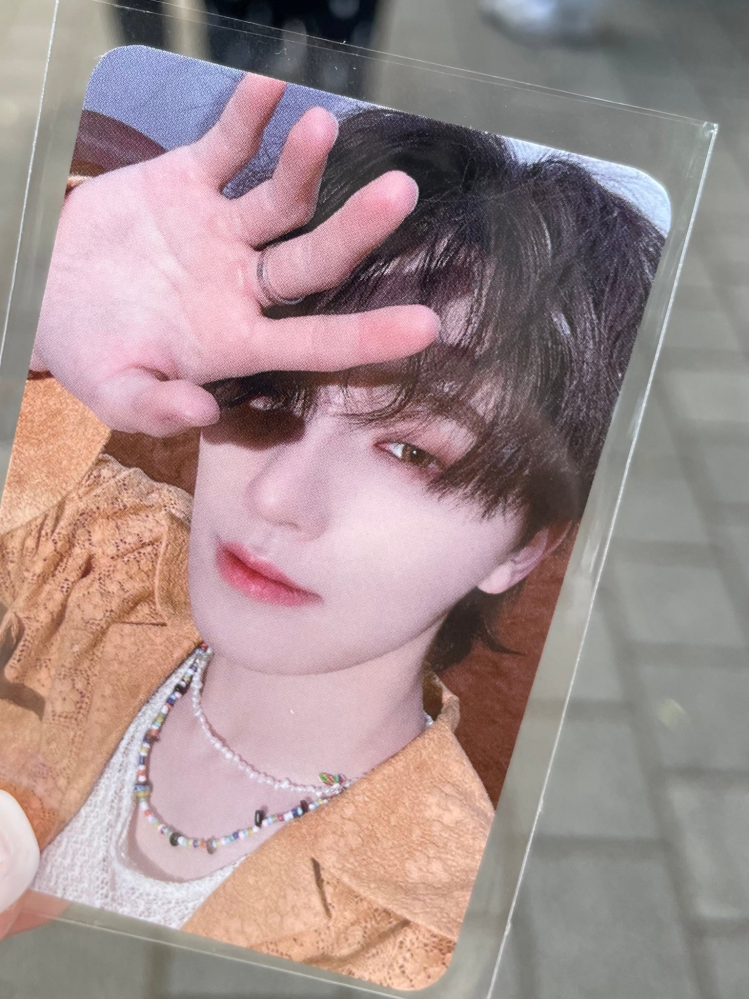 SEVENTEEN ディノ Face the sun Twitter（X）で見かけたのですが、添付写真のディノくんのトレカはなんの特典のものでしょうか？新規ゆえに分からないことが多く、どなたかご回答頂ければ幸いです。 どうぞよろしくお願いします。