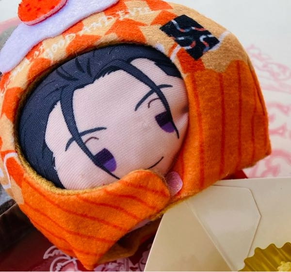あにずきんの修理について あにずきんを持っているのですが、画像の様に、あにずきんの顔部分にほつれ(もしくは穴？)が出来てしまっています。 簡単に直せそうなら手縫いで直したいですが、修理業者に依頼した方がいいでしょうか？ 手縫いで直せる場合、やり方を教えて欲しいです。