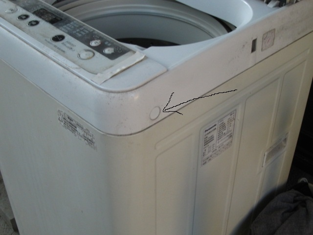 洗濯機の掃除について質問させてください。 機種は、パナソニックのNA-F50B5、ドラム式ではなく縦型の全自動洗濯機です。2012年発売、ほぼ10年くらい前の商品です。 掃除個所は、洗濯機の四角い外枠と中の丸い洗濯槽の間の部分です。この間の部分に結構な量の衣類のクズが付着しています。蓋を開けて覗いて、ほうき等、掃除用具を外枠と洗濯槽の間に突っ込んでガサガサとクズを落とせばいいのですが、より確実に掃除したい場合は、洗濯機の上の部分（蓋が付いている部分）を取り外したほうがベターです。 取り外す際、洗濯機の側面の後ろの部分はねじ止めされていてその部分は取り外せたのですが、前の部分は接合のための丸いゴムのような部品が付いていてどうやって取り外すのかわかりません。その丸いゴムのような部品の写真を添付します。矢印で示した丸い部品です。こちらは前から見て右側面ですが、左側面にも付いています（合わせて2つです）。お詳しい方、この部分はどうやって外すのでしょうか？宜しくお願いします。