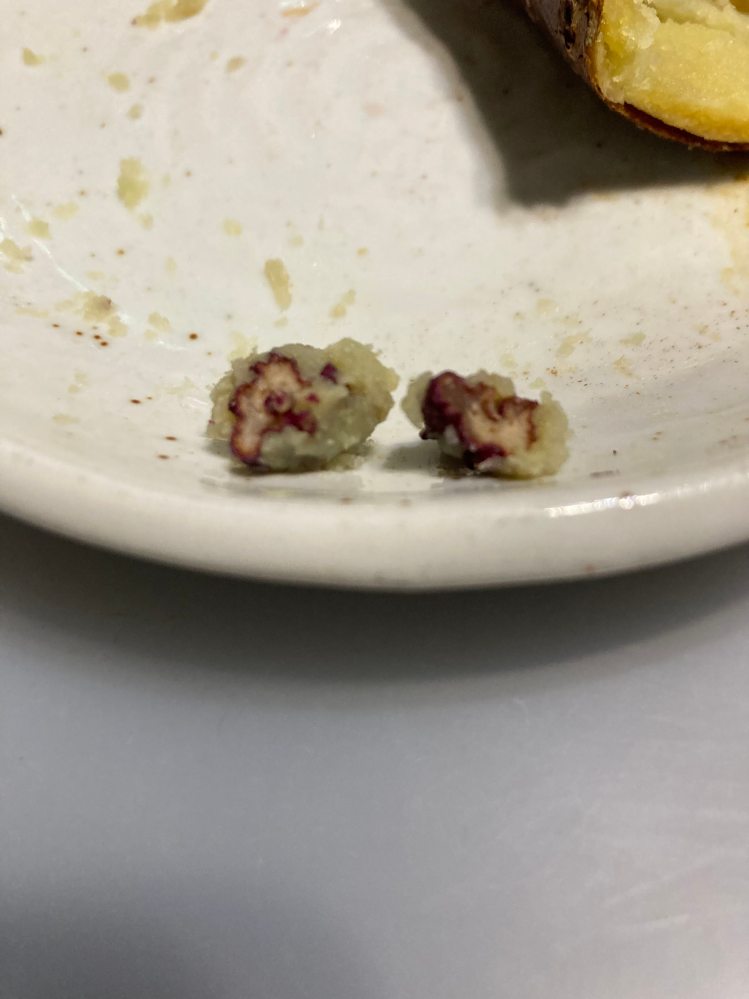 焼き芋を食べていたところ、タネのようなものが出てきました。 周りは紫の皮に包まれていて、とても硬いです。 これは何でしょうか？