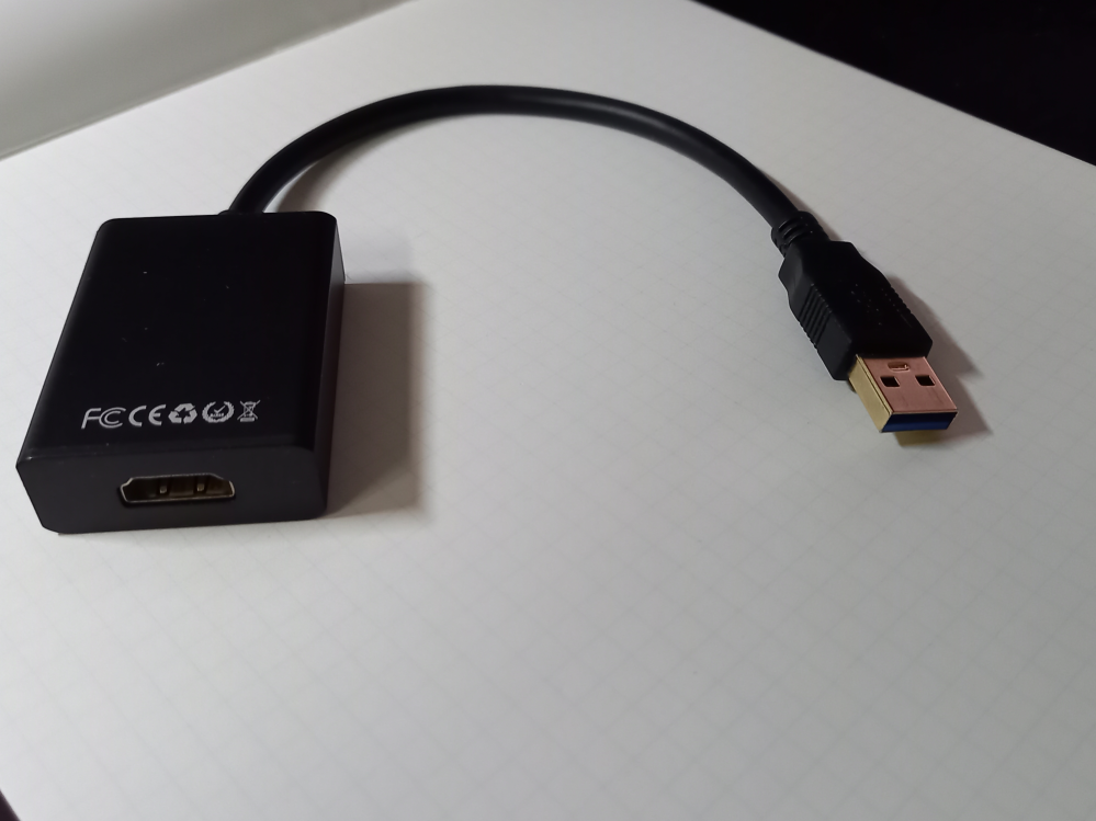 USB-HDMI アダプターの使い方 現在ノートパソコン（DELL)に外付けディスプレイを１個つなげています（HDMI ポートを使って）。 もう１つディスプレイをつなげたいのですが、すでにHDMIポートをつかってしまっているので何とかしたいのですが、自宅のPC用の部品箱を探したら添付のような USB-HDMI アダプターが見つかりました。 試しに、これを使って、新しいディスプレイをPCのUSBポートに接続したのですがうまく動きません。 これを動かすためには、何かドライバーソフトウェアをインストールしなくてはいけないのでしょうか？ それとも無駄なのでしょうか？ 詳しい方、よろしくお願いいたします