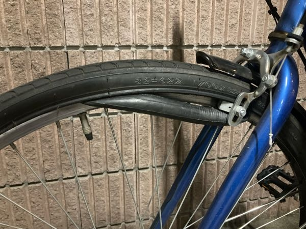 自転車の前輪のタイヤがこんな感じで動かなくなってしまいました。 空気が抜けていた(栓が緩んでいた)のを気付かずに漕ぎ続けたのが原因と思われます。 空気を入れに行こうとしたら中から何かがでてきているこの状態でした。 状態を教えて頂きたいです。 また、自力で治すのは難しいでしょうか？