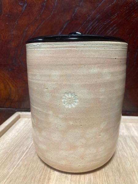 骨董、茶道具、古陶磁器、古備前の話です。 いわゆる御本水指と呼ばれる明らかに江戸の茶人好みの鹿の子模様で雨漏りみたいなシミが出てきた作風で大変細かい土で作られた水指なんですがこのような物を作っていた産地などヒントでもわかれば教えてください。薄いピンクか白っぽい細かい粒子の軽い土です。高台お見せいたします、 m(_ _)m