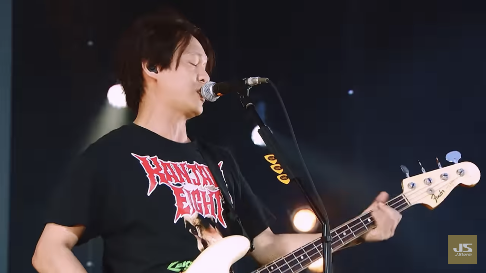 関ジャニの丸山さんが着てるこのtシャツシャツ 何かのホラー映画のパロディだと思うんですが思い出せません