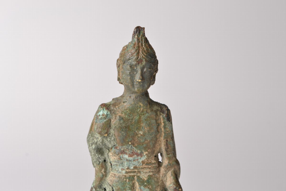 【古美 骨董】青銅製の仏像です。製作時代が判る方がいらっしゃいましたら教えてください。 https://page.auctions.yahoo.co.jp/jp/auction/q1048282009 古美術 骨董の話です。 青銅製の仏像に鍍金されたもののようです。新羅（朝鮮）または北魏（中国）の物かと思われますが不明です。
