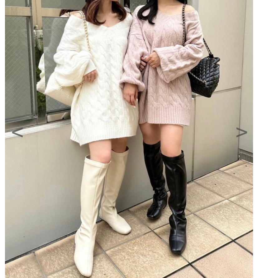 男性の方に質問です。 21歳の社会人女です！ 今度、会社の上司(30代独身男性)と飲むのですが、画像のような白のニットに、黒のロングブーツという格好で行こうと考えているのですが、引かれたりしますか…？？ また、引かれそうであれば、ブーツではなく白のズボンにしようとも思っています！ 私は彼に好意があるので、可愛い格好で行きたいのですが、どう思われるか不安です。。 ちなみに画像の方のように細いわけでもなく、可愛くもないです。。
