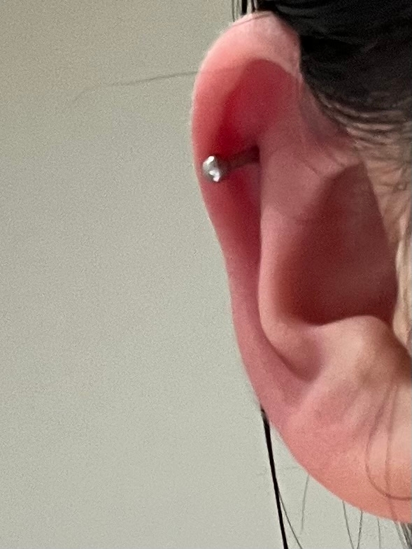 初ピアスをピアッサーで開けたのですが、奥まで刺さりません。至急おしえてください。