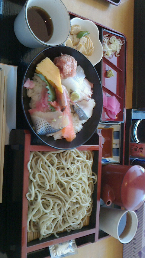豚骨ラーメンとざるそばどちらがすきですか？教えて下さい。